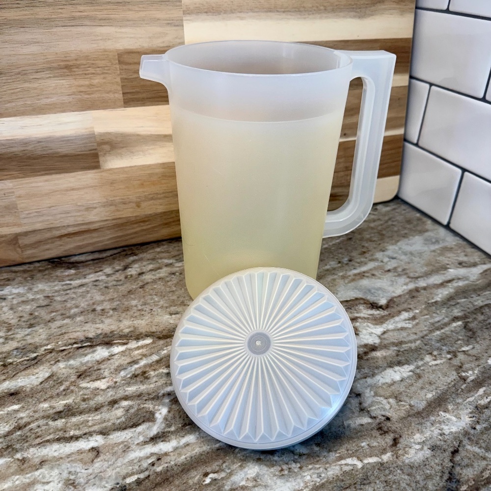 Vintage Tupperware 2 Qt Sheer Pitcher #1676-3 with Baby Blue Push-Button Lid - Picture 5 of 10